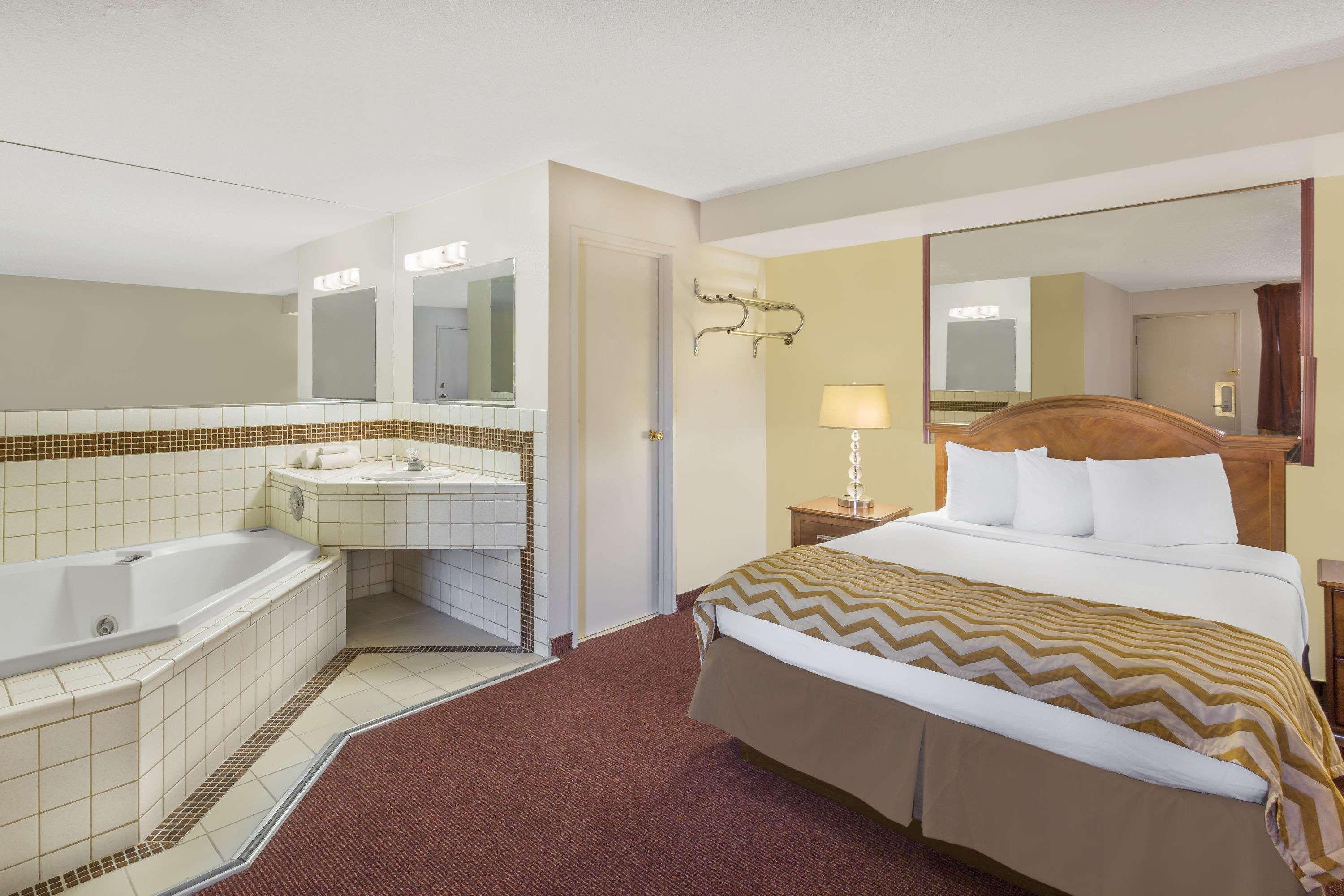 Travelodge By Wyndham Reno Exterior photo