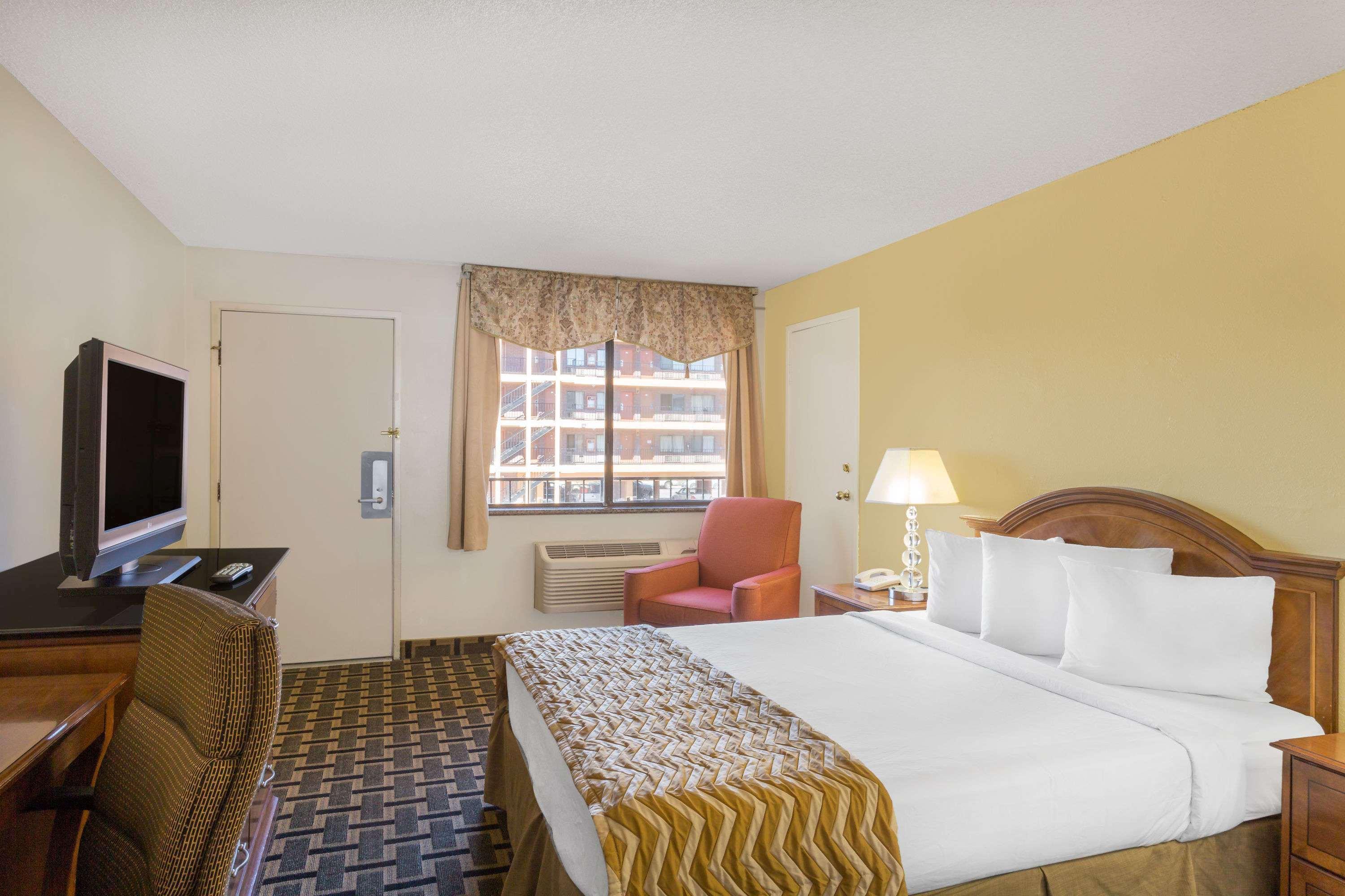 Travelodge By Wyndham Reno Exterior photo